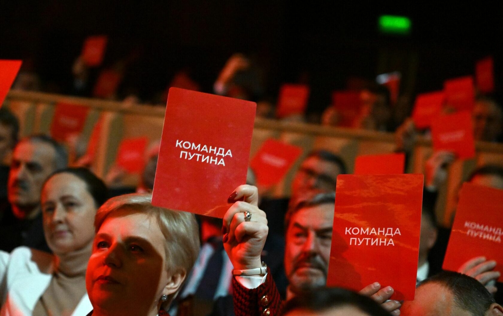 Любопытно, предвыборные мероприятия Путина стали проходить на красном фоне?